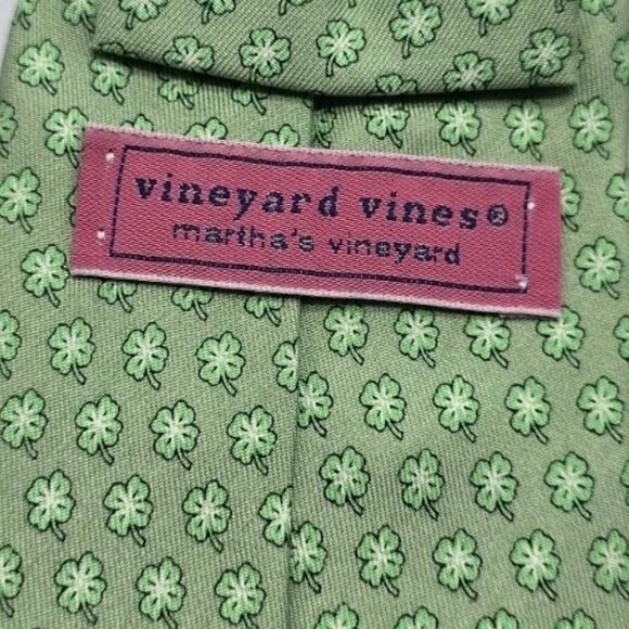 Vineyard Vines Martha's Vineyard SHAMROCKS All Over Print Men's Green Silk Tie - Picture 5 of 7